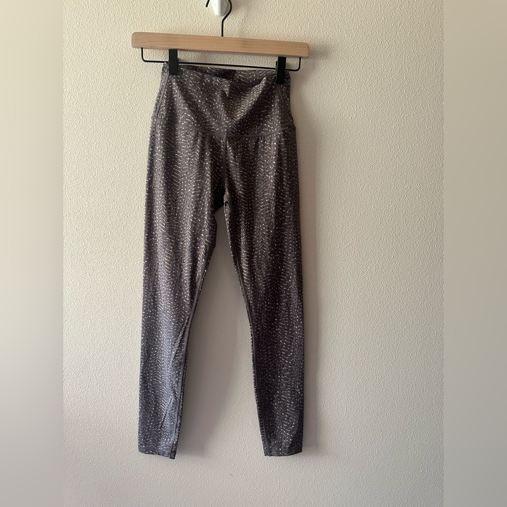 VARLEY Luna Athletic Yoga 25" Leggings in Umber Feather grey tan print size XS - Picture 6 of 10